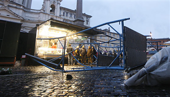 Piazza Navona, em Roma, ficou toda alagada