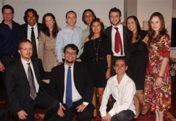 Jovens reunidos na casa do vice-consul de SP