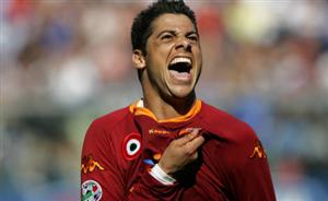 O ala brasileiro Cicinho, aos poucos, está voltando à Roma. Ele passou quase um ano se recuperando de lesão