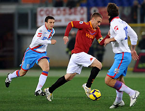 O volante da Roma, De Rossi, além de ter auxiliado na construção das jogadas, fez o gol da classificação de seu time para as semifinais da Copa da Itália