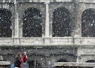 Não nevava na capital italiana desde 2005, e a última nevasca significativa ocorreu em 1986, quando a camada de neve atingiu 20 centímetros, paralisando a cidade. (Foto: AP) 