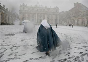 Freira caminha sob a neve na Praça de São Pedro, no Vaticano. (Foto: AP)