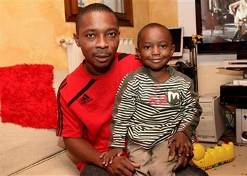 O imigrante ganês Anthony Boahene, de 36 anos, posa ao lado de seu filho, Silvio Berlusconi, em sua casa na cidade italiana de Modena. O metalúrgico afirmou ter batizado seu filho em homenagem ao polêmico premiê porque gosta do 'jeito' do político. 'Eu gosto do jeito como Berlusconi fala, o jeito que ele anda', disse. 'Eu gosto dele como pessoa, apesar de que eu de fato não acompanho a política.' Boahene vive na Itália desde 2002. (Foto: AFP) 