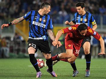 Marcação implacável de Materazzi e Zanetti sobre o atacante Luca Toni 