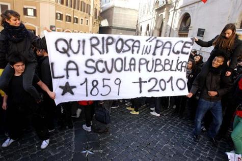 Estudantes italianos e polícia se enfrentam em Roma 