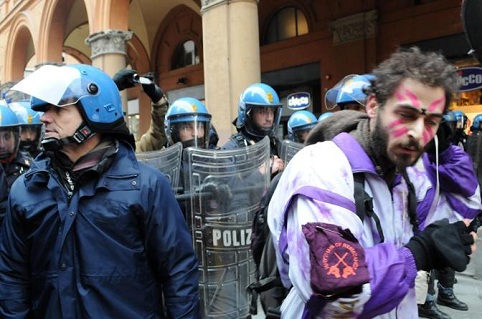Polícia italiana e estudantes entram em confronto em Bologna 