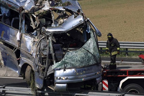 Acidente de ônibus mata várias pessoas na localidade italiana de Legnario, em Pádua