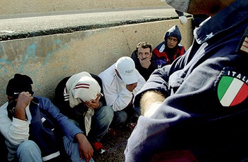 Cento e vinte e seis imigrantes desembarcaram na costa de Salento, na Itália