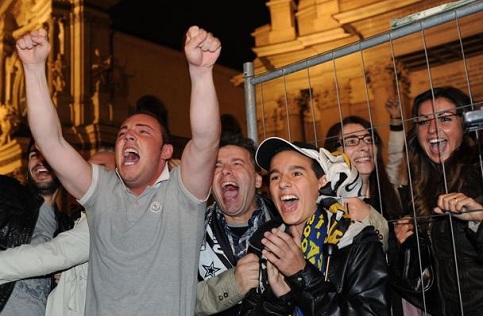 Torcedores em Turim, comemoram o título da Juventus