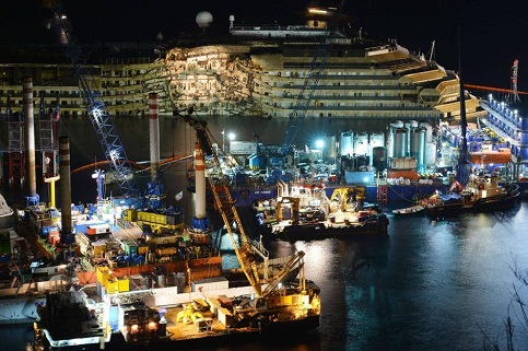 Megaoperação ergue o navio Costa Concordia, na Itália
