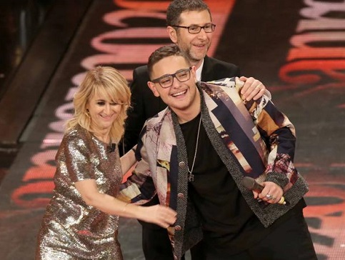 Rocco Hunt juntamente com os apresentadores do Festival di Sanremo 2014