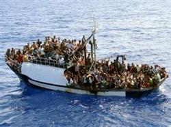 Imigrantes chegam à ilha italiana de Lampedusa