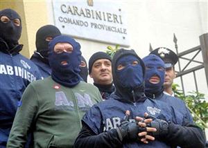 Forças especiais da polícia da Itália posam após operação antimáfia na cidade de Palermo