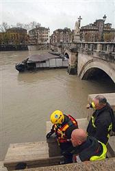 Rio Tibre em Roma corre o risco de transbordar