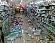 Produtos no chão de um supermercado em Langhirano, após o tremor