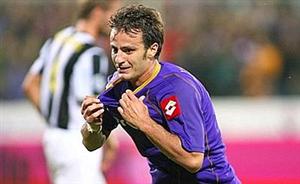 O atacante Gilardino campeão do mundo com a Itália em 2006 comemora o gol da Fiorentina contra a Juventus no primeiro turno