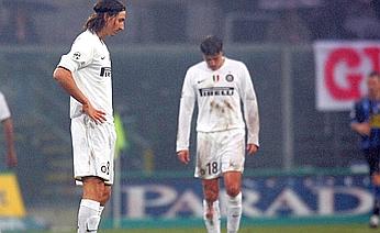 Ibrahimovic e Crespo desconsolados após o terceiro gol da Atalanta