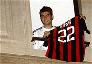 Kaká exibe a camisa do Milan para seus fãs italianos