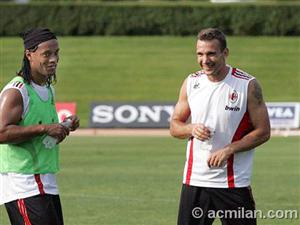 Imagem do site oficial do Milan: Ronaldinho e Shevchenko no CT do clube
