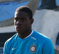 Balotelli, jogador da seleção italiana under 21, que foi protagonista de desentendimentos com o treinador Mourinho, deverá ser titular no jogo de hoje