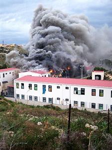 Centro de identificação e expulsão de imigrantes da ilha de Lampedusa é atingido por um incêndio de grandes proporções