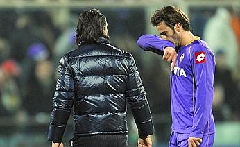 Gilardino à esquerda e o treinador Prandelli de costas, a imagem de desolação da Fiorentina após a derrota no jogo contra o Ajax pela Copa da Uefa