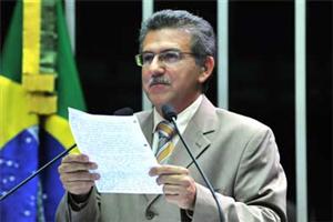 O senador José Nery (PSOL-PA) lê carta de Césare Battisti