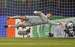 Júlio César rouba a cena e fecha o gol da Inter no jogo contra o Manchester United na Champions League