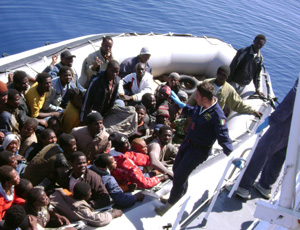 Barco com 175 imigrantes ilegais é interceptado no sul da Itália