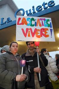 Manifestantes contra a eutanásia, em frente a clínica