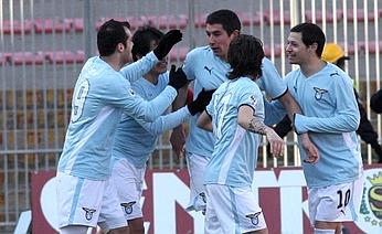 Jogadores da Lazio comemoram o primeiro gol contra o Lecce na vitória por 2 a 0