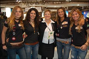 Liane Galina, do EBT da Itália, com as apresentadoras do programa de TV italiano Donnavventura