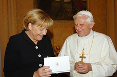 Foto de arquivo entre o Papa Bento e a chanceler alemã, Angela Merkel