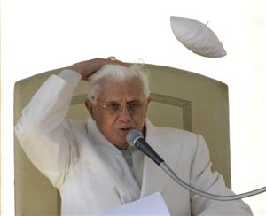 Vento leva solidéu da cabeça do Papa Bento XVI