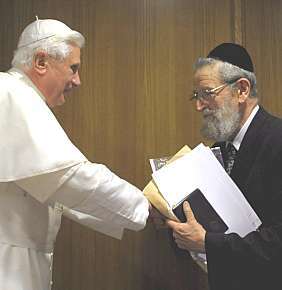 Encontro no ano passado entre o Papa Bento XVI e o rabino Shear-Yashuv Cohen (arquivo)