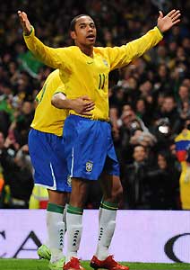 Robinho comemora seu gol, o segundo na vitória por 2 a 0 do Brasil contra a Itália