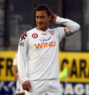 O fuoriclasse Totti será o líer de sua equipe no jogo contra o Siena