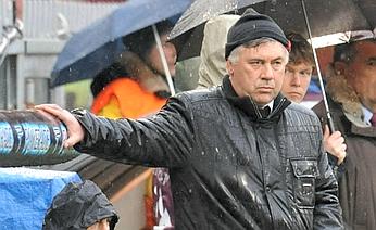 Carlo Ancelotti, treinador do Milan ficou alguns segundos parado em frente ao banco de reservas depois da derrota para a Sampdoria na 26a rodada do Calcio