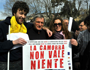 Milhares de italianos protestam contra a máfia em Nápoles