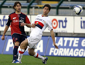 Conti da Genoa e Sculli do Cagliari, em dividia, mostram que o jogo foi bastante disputado