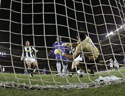 Drogba faz o gol da classificação do Chelsea para as quartas de final da Copa dos Campeões, e que eliminou a Juventus