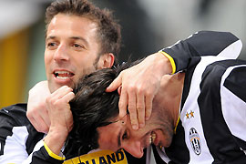 Del Piero comemora com Iaquinta o gol de abertura do placar que terminou 4 a 1 para a Juve
