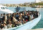Barco com 244 imigrantes ilegais é interceptado na Itália
