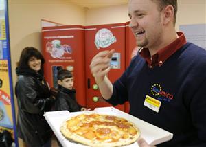 O equipamento, batizado de 'Let's Pizza', usa raios infravermelho e tecnologia desenvolvida na Universidade de Bolonha para misturar farinha e água na massa, espalhar molho de tomate, escolher a cobertura e cozinhar rapidamente.