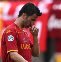 Panucci, bom zagueiro da Roma, ficou afastado algumas semanas do time por ter discutido com o treinador Spalletti, mas pediu desculpa esta semana e volta como titular no jogo contra a Inter