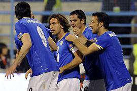 Pirlo, que nesta partida jogou mais avançado, comemora seu gol contra a seleção de Montenegro