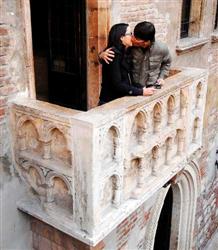 Casal se beija na varanda da casa de Julieta, em Verona, na Itália