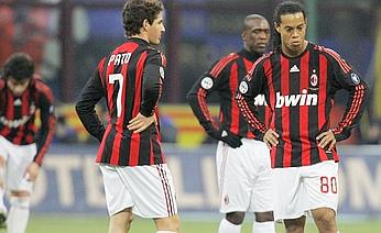 Assim como ocorreu no Barcelona, Ronaldinho Gaúcho está insatisfeito no Milan, e está contribuindo para o ambiente no clube ficar conturbado