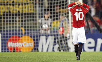 Totti se desespera ao ver Tonetto bater pênali por cima do gol, e acabar com as esperanças do time romano de avançar para as quartas de final