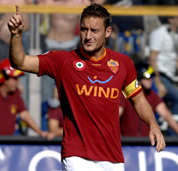 Totti, capitão da Roma, está garantido para o jogo contra o Arsenal pela Copa dos Campeões